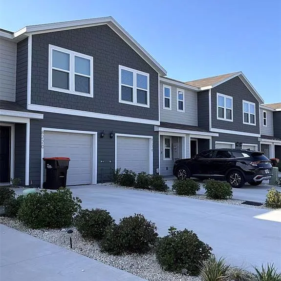 8241 SW 67th Ave — Photo 2
