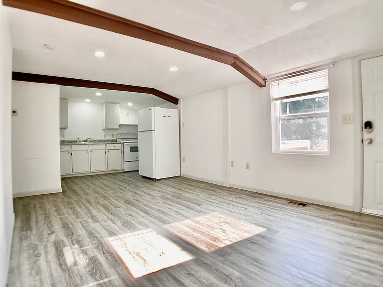 1000 W 3rd St #C — Photo 1
