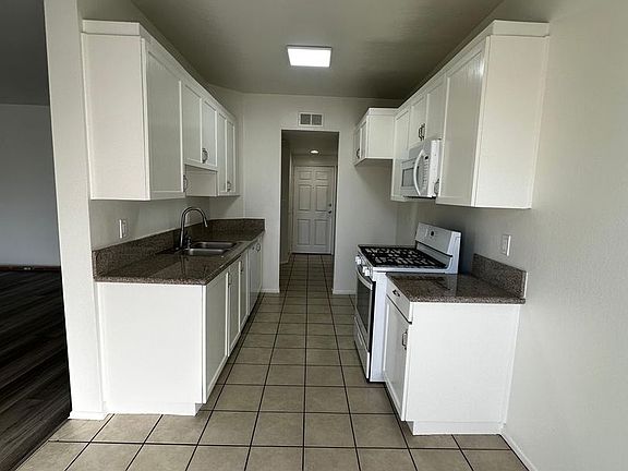 5th image of 4343 Whitsett Ave #103