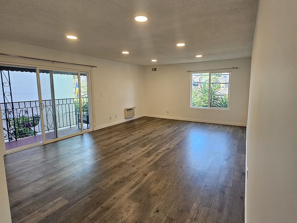 Living Room/Balcony