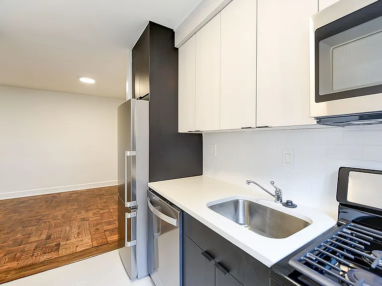 Elevated Northwest DC Living at The Pinnacle — Photo 27