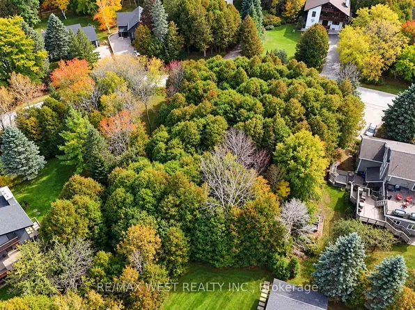 32 Slalom Gate Rd, Collingwood, ON L9Y 5A9
