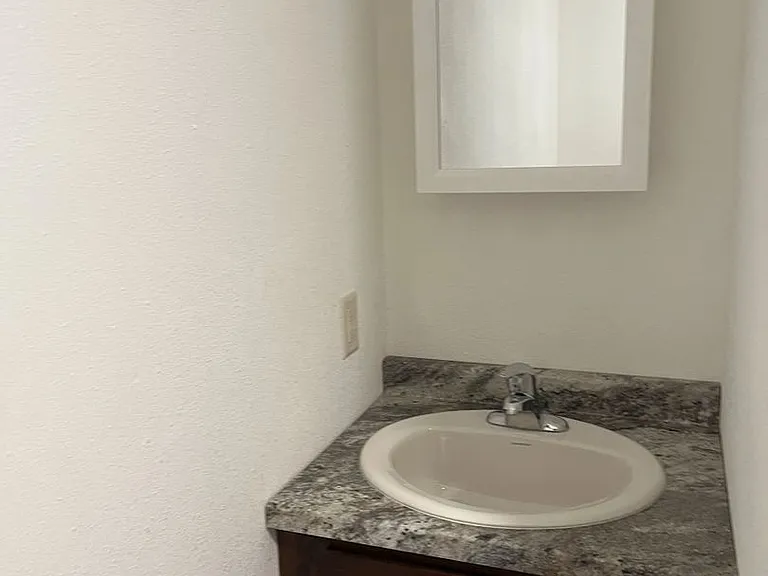 1009 University Ave — Photo 17
