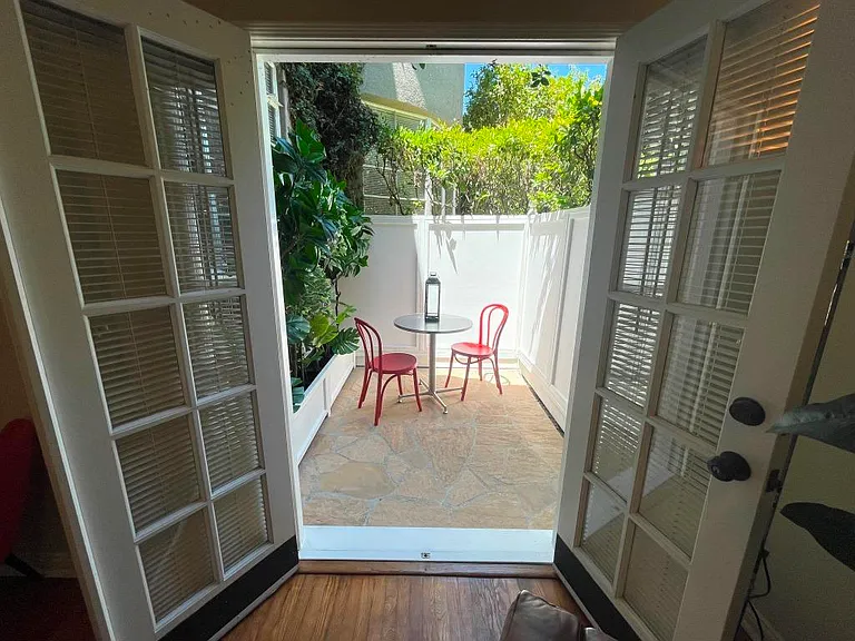 2285 N Beachwood Dr #5 — Photo 7