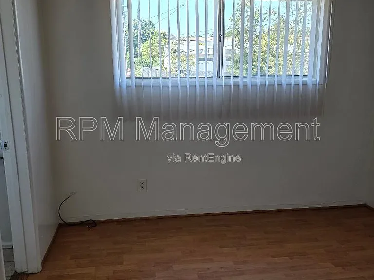 1909 N Beachwood Dr #12 — Photo 10