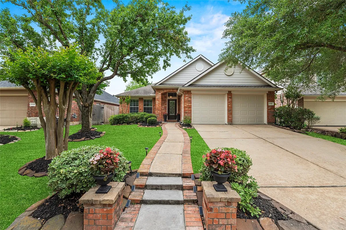 Photo 1 of 27 - 12323 E Elizabeth Shore Loop - Cypress, TX Primary Photo - 12323 E Elizabeth Shore Loop