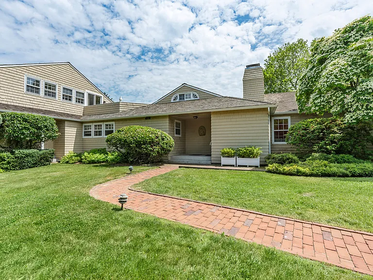 221 Bridge Ln — Photo 3