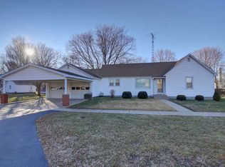 207 S Howard Ave, Brocton, IL 61917