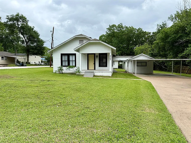 2727 Old Houston Rd — Photo 1