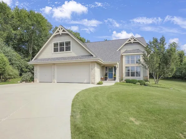 W270N2468 Orchard LANE, Pewaukee, WI 53072