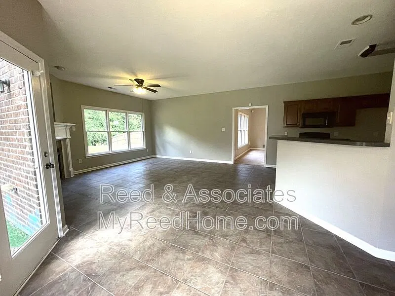 4 bed, 2.5 bath, 2941 sqft, $2,550 — Photo 2