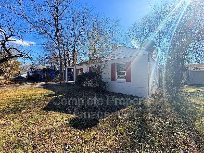 1933 Saint Charles Ct SW