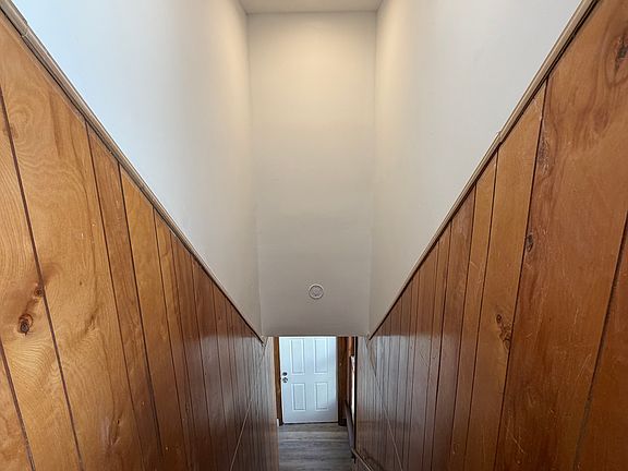 Entry stairway