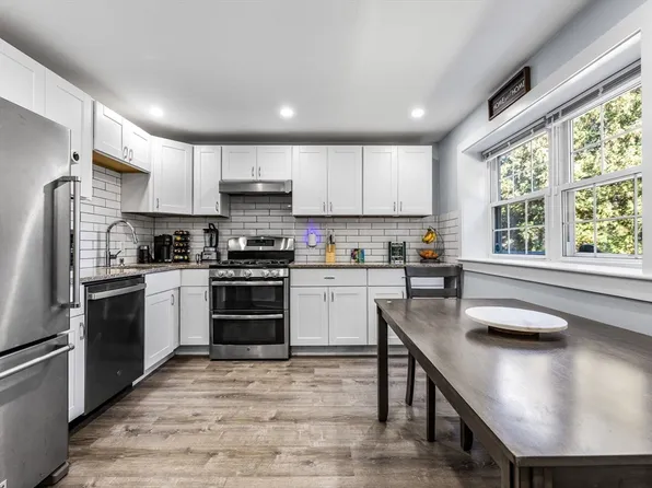 90 Edgelawn Ave APT 1, North Andover, MA 01845