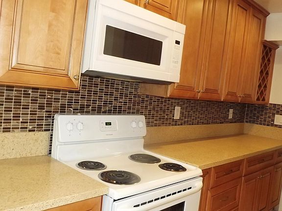 Kitchen: Lots of cabinets!