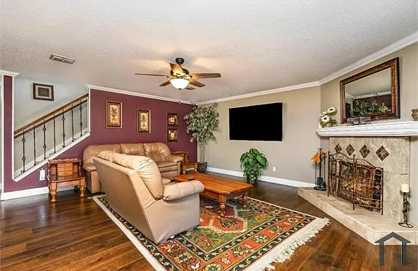 2528 Comstock Ln — Photo 6