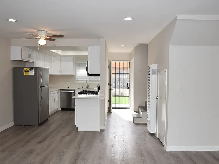 815 N Olive St — Photo 11