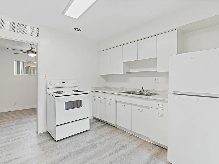 2710 Kings Way — Photo 9