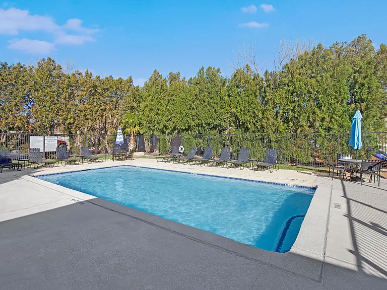 Encino Park Apartments — Photo 4