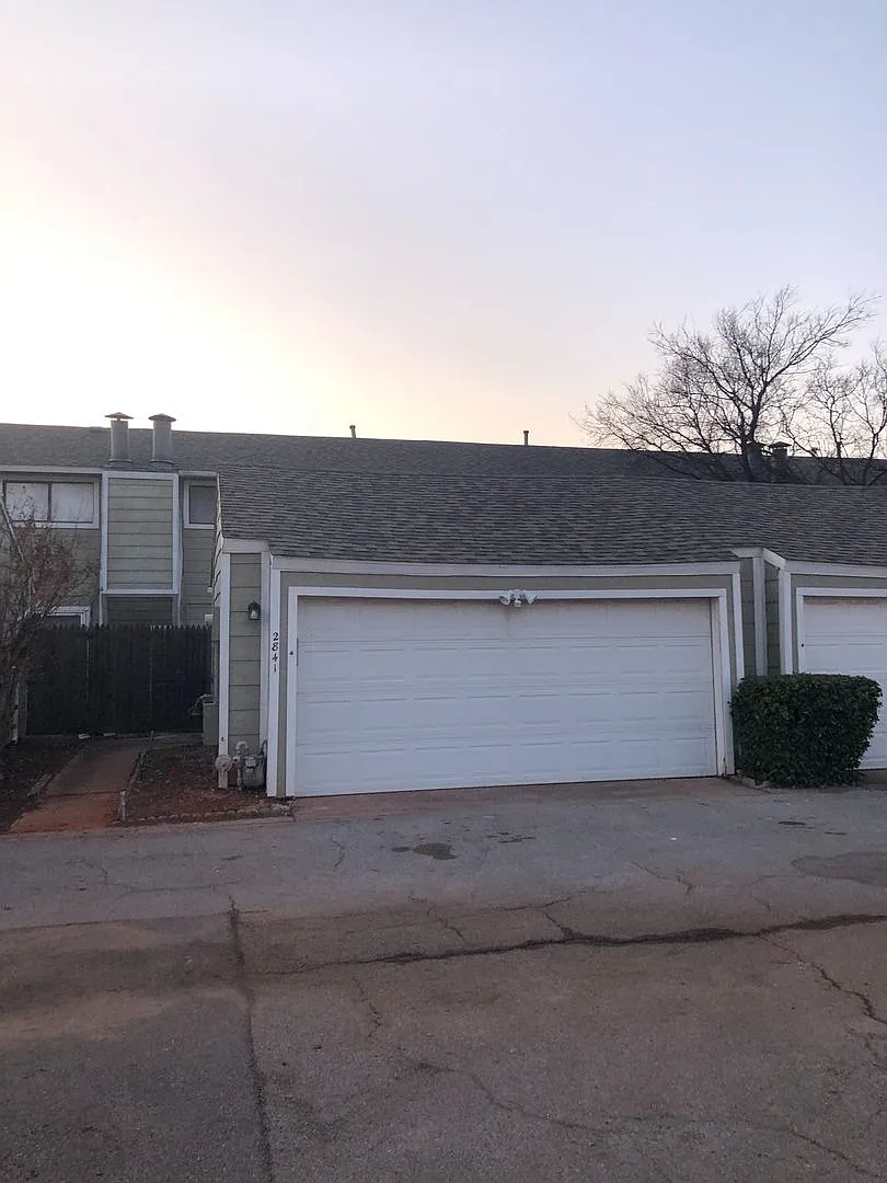 2 bed & 2 bath Condo. 2 car garage. — Photo 2