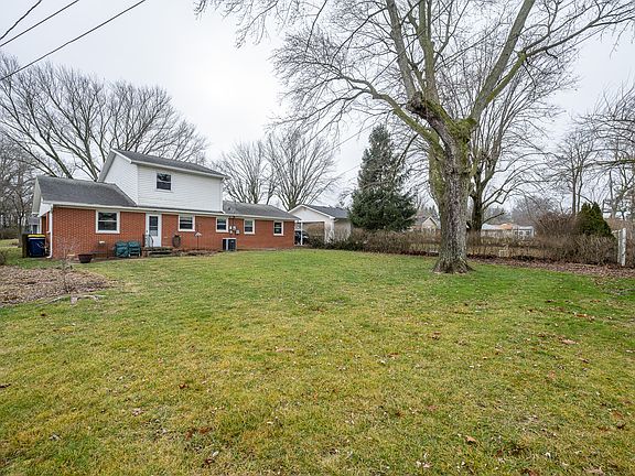 5th image of 827 Gardenside Dr
