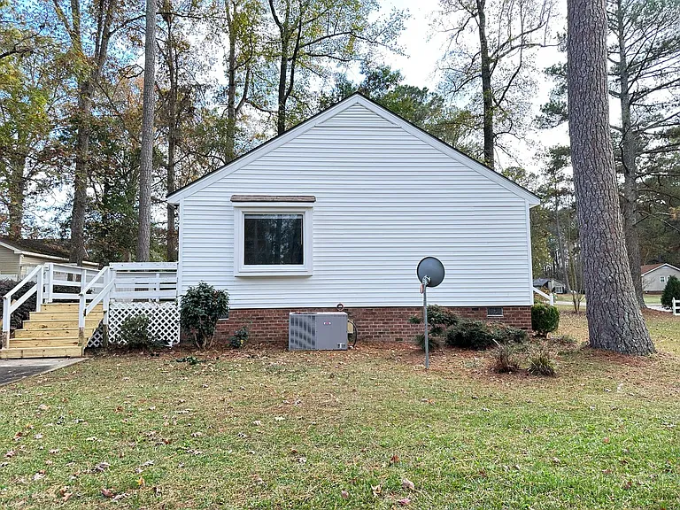 209 Oak Forest Dr — Photo 6