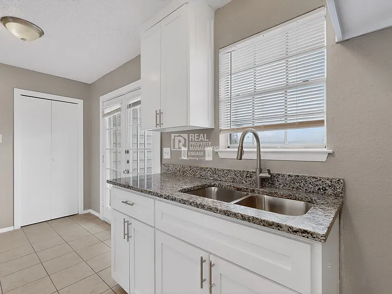 8024 Cambridge Cir — Photo 15