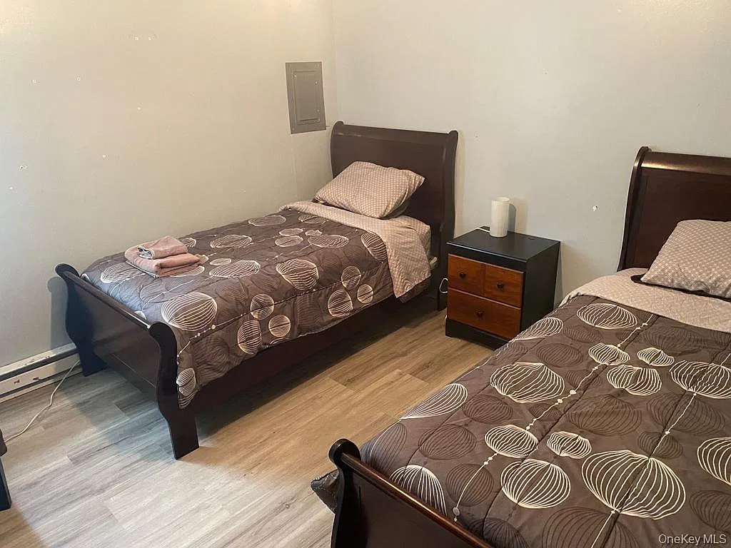5 bed, 2.0 bath, 1500 sqft, $2,500 — Photo 3