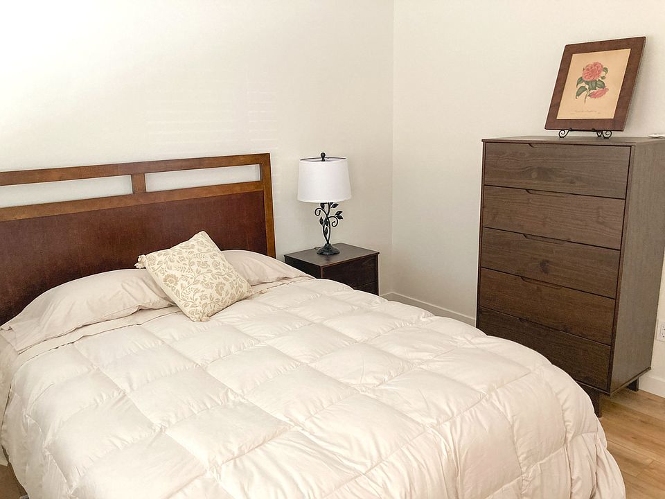 Bedroom - Q Bed, Dresser, Nightstand, Double Closet