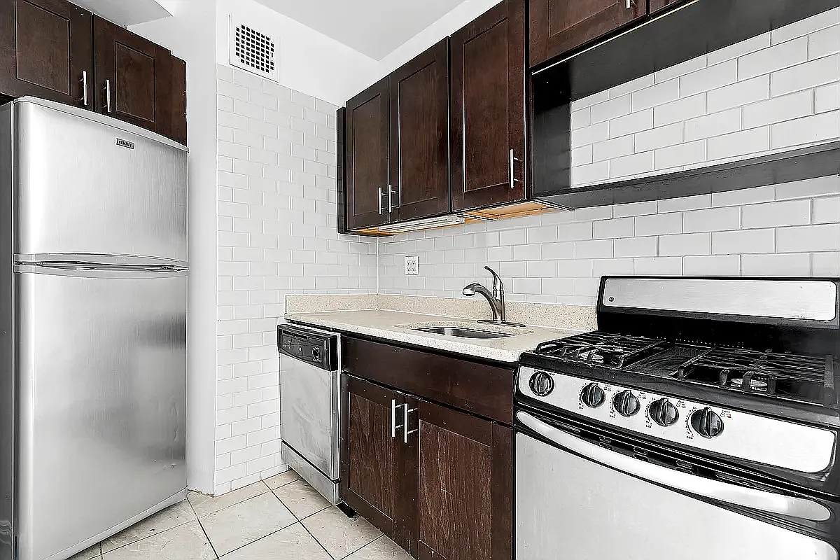 Building Photo - 643 9th Ave #5A