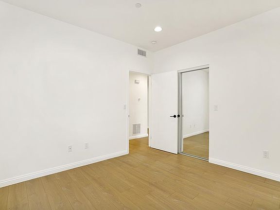 5th image of 5729 Willowcrest Ave #5729