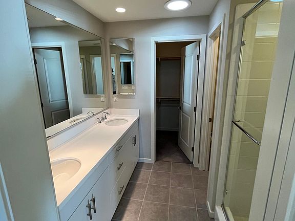 Master room's bathroom (no bathtub)
