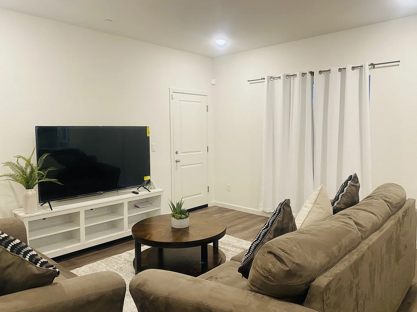 Brand new 4 bedroom fully furnished house in a very secured gated comm — Photo 2
