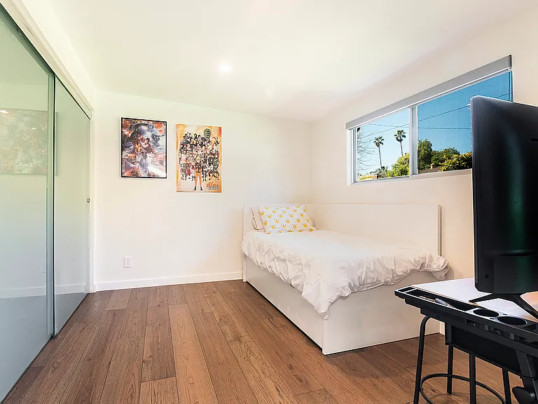 6561 Lasaine Ave — Photo 42
