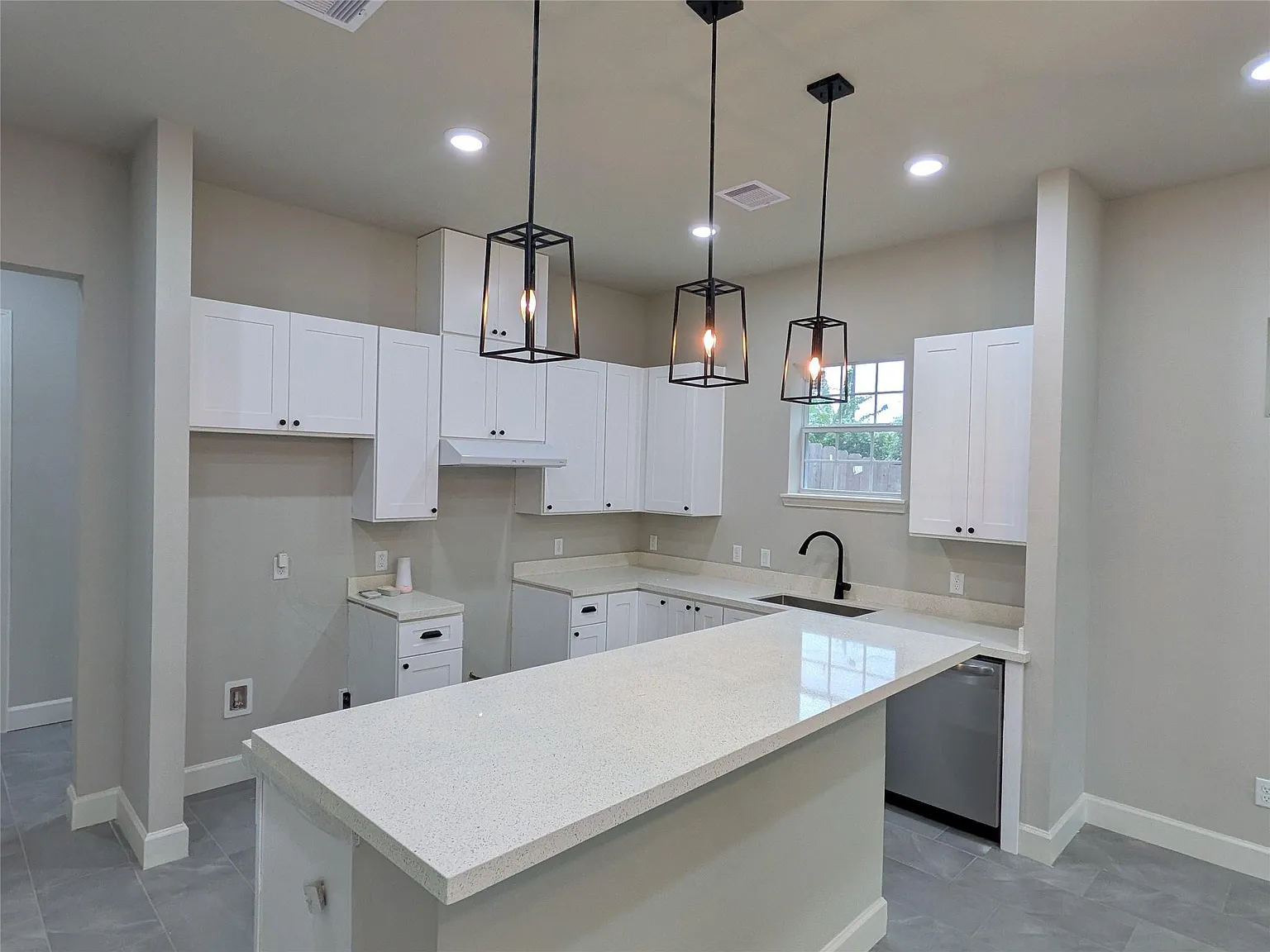 3 bed, 3.5 bath, 1664 sqft, $2,099 — Photo 4