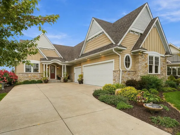 21 Phoebe Ln, North Oaks, MN 55127