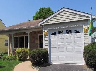 129 Wesleyan Ln, Ridge, NY 11961