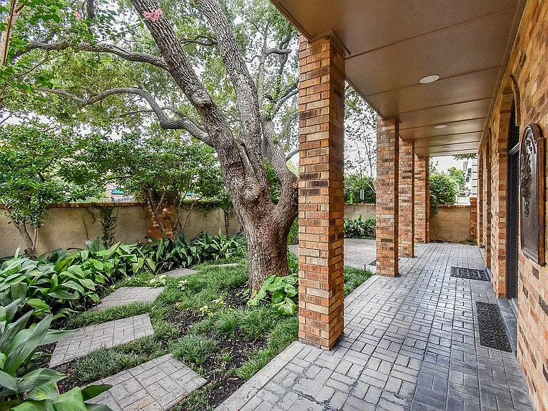 1601 Nantucket Dr #A — Photo 2