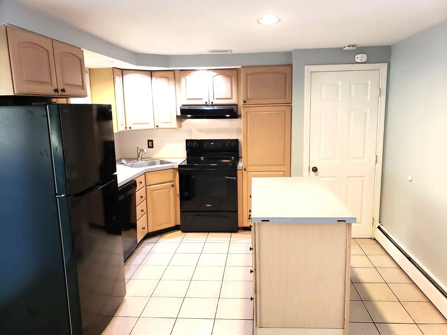 3 bed, 1.0 bath, 1356 sqft, $2,900 — Photo 3