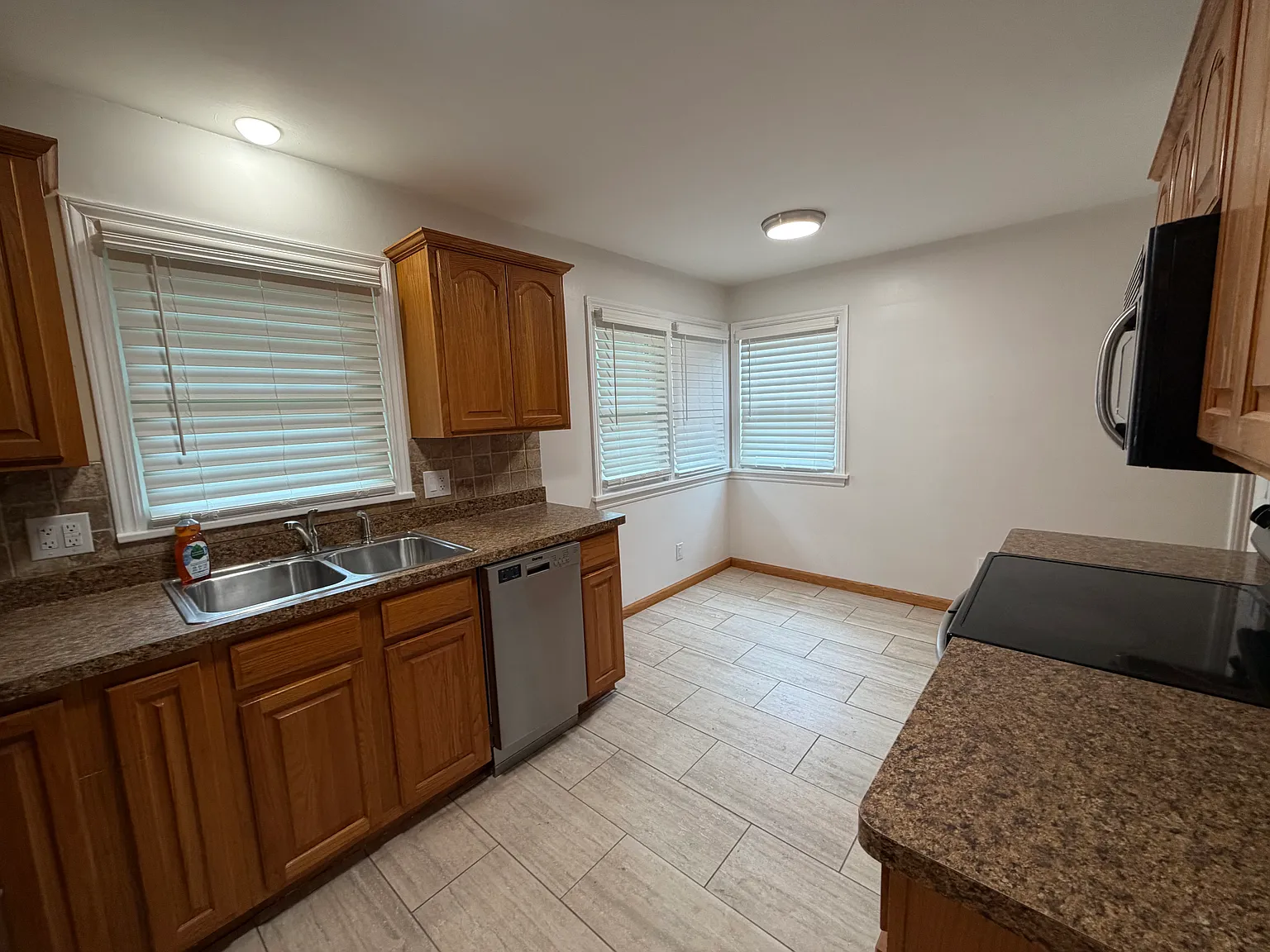 2 bed, 1200 sqft, $2,350 — Photo 3