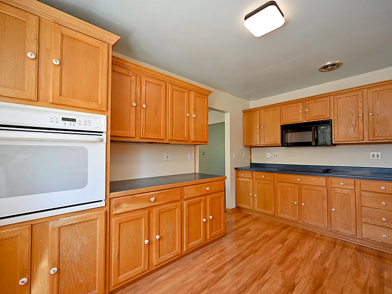 409 Linwood Ave — Photo 4