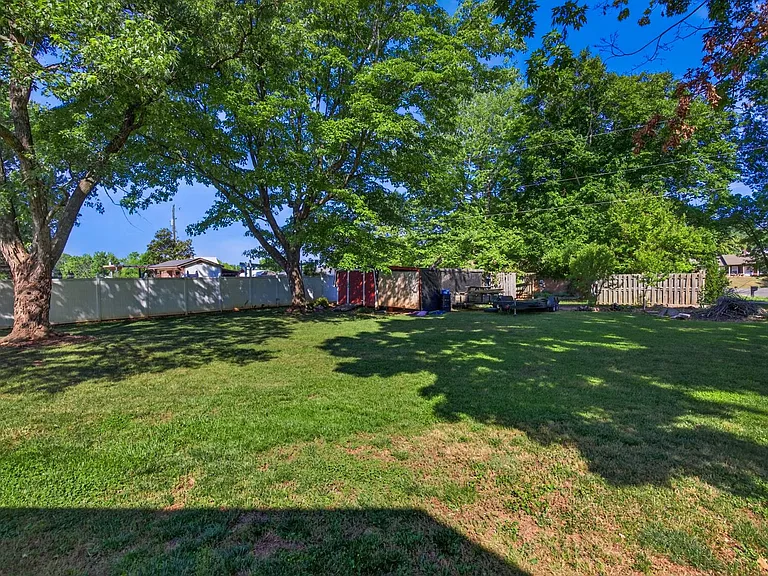 640 Summerest Ct — Photo 33