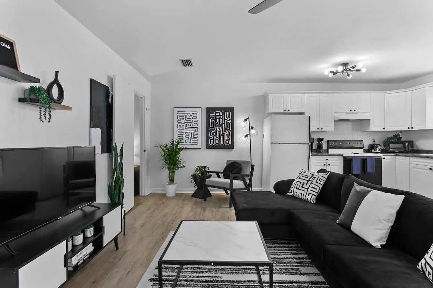 2 bed, 1.0 bath, 914 sqft, $3,048 — Photo 2
