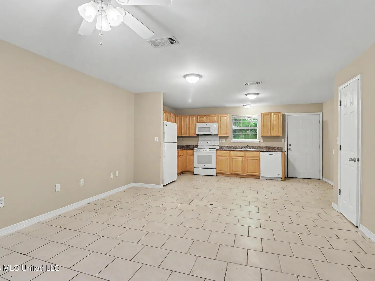 3 bed, 2.0 bath, 1054 sqft, $1,050 — Photo 3