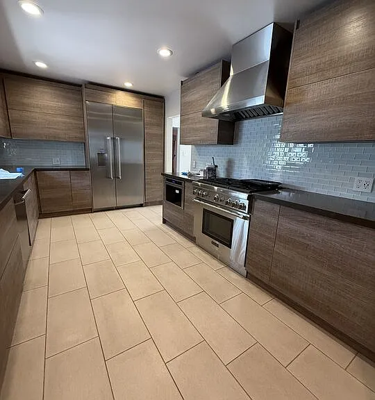 221 N Bowling Green Way — Photo 17