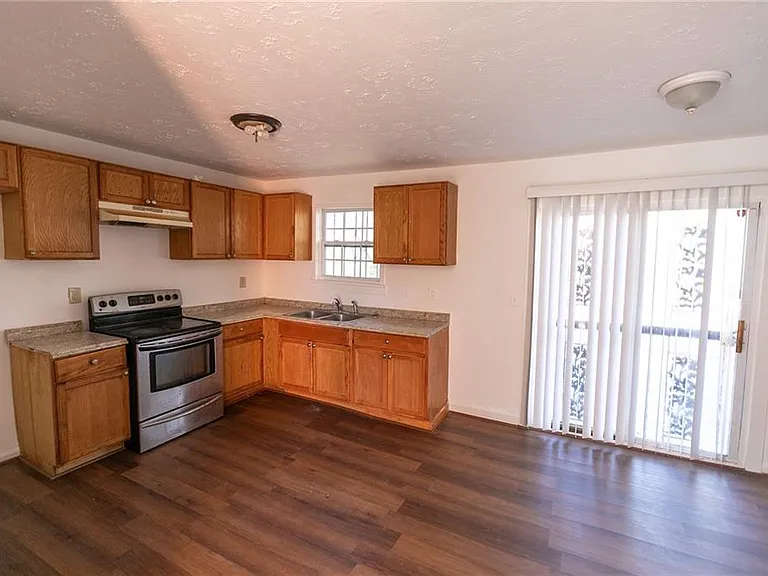 2761 Rockdale Dr — Photo 4