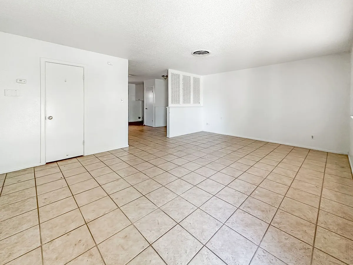 Photo 2 of 6 - 709 E Sunset Cir - Hobbs, NM Building Photo - 709 E Sunset Cir