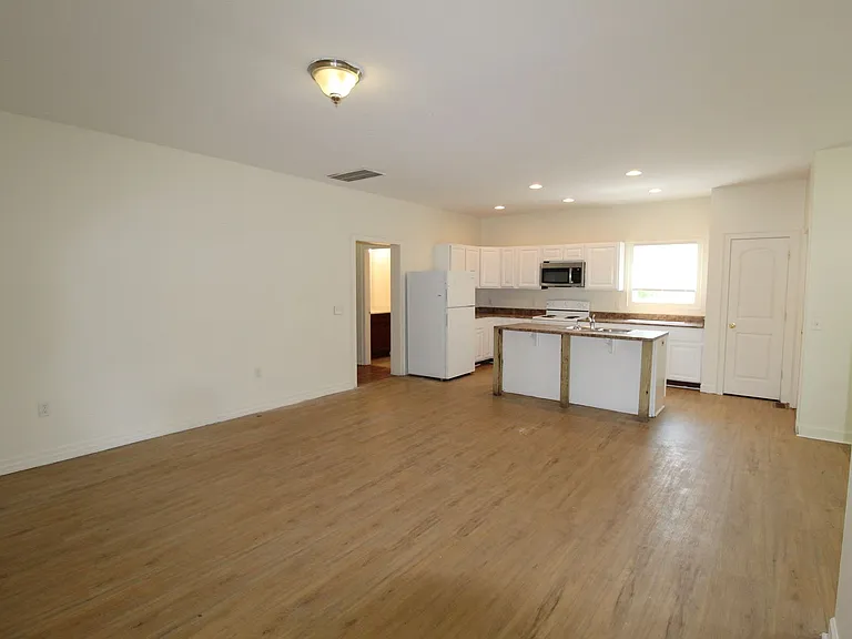 301 W Market St — Photo 12