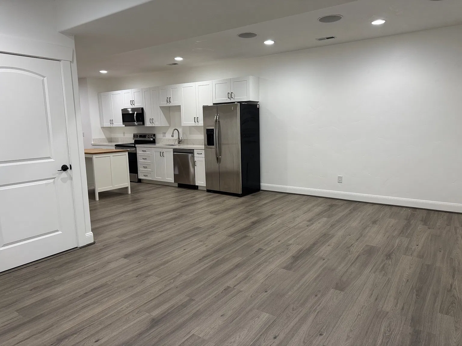 Beautiful location in Sandy, quiet neighborhood, up-to-date apartment just waiting for you. — Photo 3