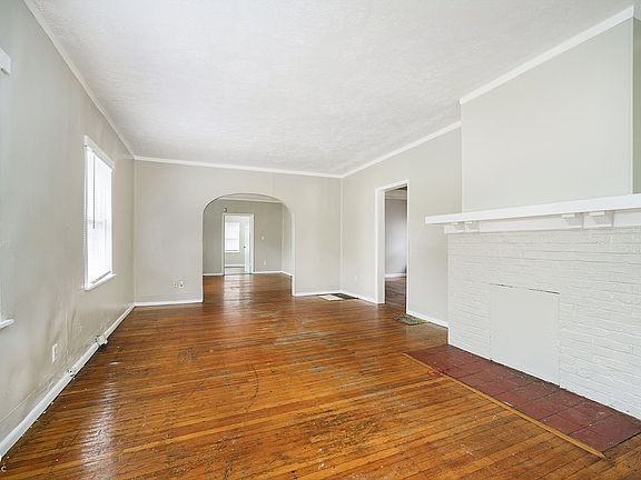 3rd image of 3902 N Kenwood Ave